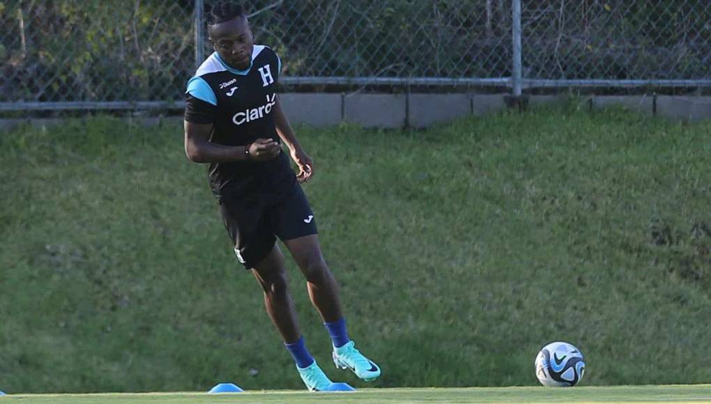 El lateral derecho Kevin Álvarez fue tomado en cuenta para este microciclo. 