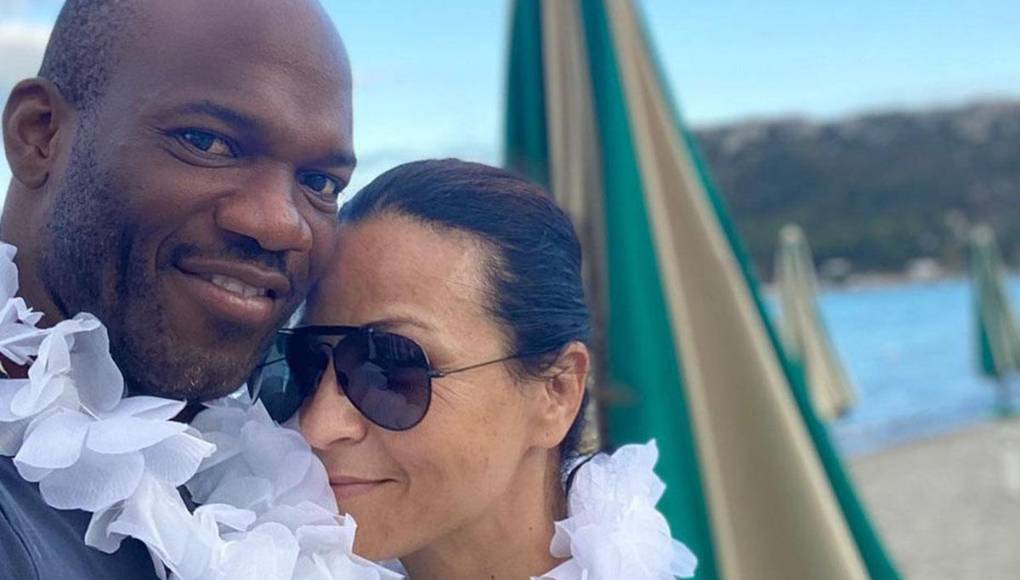 David Suazo llegó a Italia en 1999 y su vida cambió por completo en aquel país. El hondureño se convirtió en leyenda del Cagliari y además de anotar muchos goles, tuvo un espacio para el amor al conquistar a una italiana que hoy es su esposa.