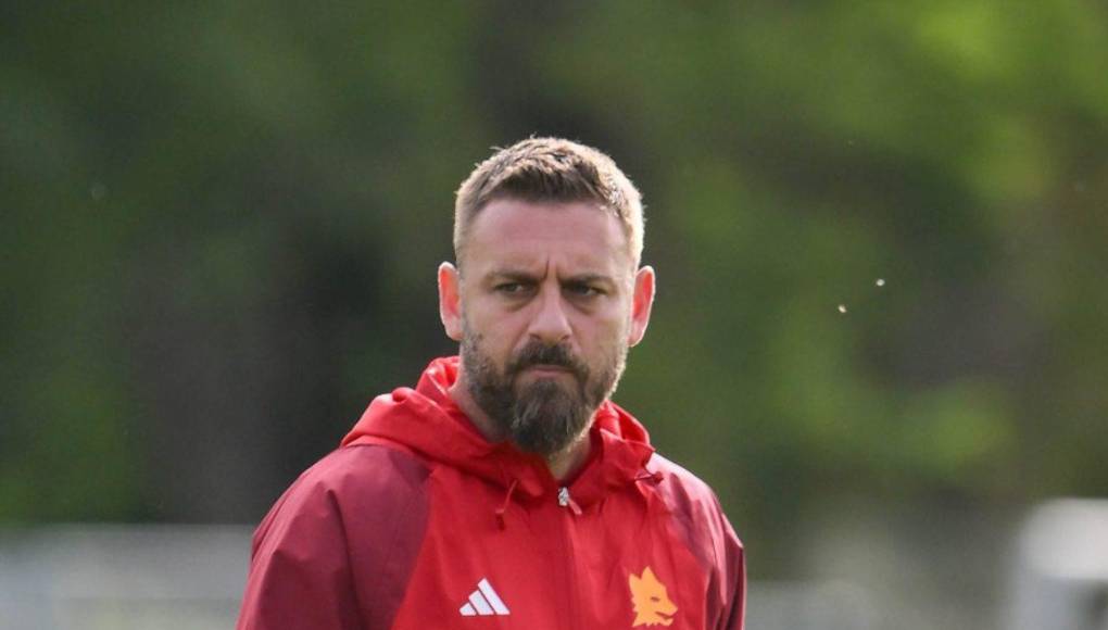 Daniele De Rossi renovará tres años como Director Técnico de la Roma. Llegó como estratega interino y debido a los buenos resultados, seguirá al frente del equipo.