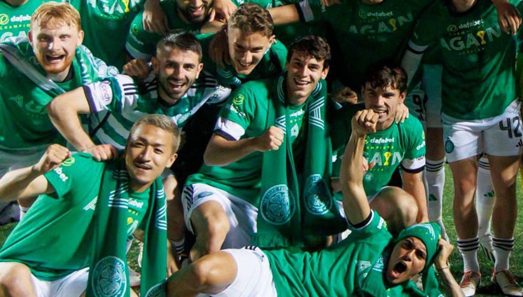 Luis Palma posó de manera peculiar en una fotografía para el recuerdo.