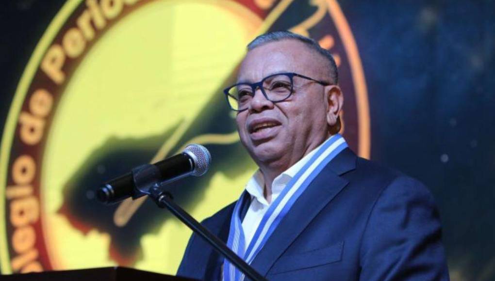 Eduardo Maldonado es un presentador de noticias con muchos años de experiencia. Su canal de televisión HCH se caracteriza por su cercanía con el público a lo largo y ancho del país. 