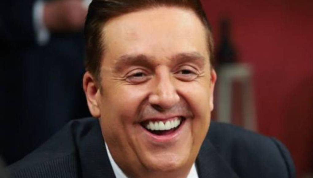 Según el programa ‘Chisme no like’, uno de los rumores que ha surgido en torno al caso de Daniel Bisogno es que su familia estaría considerando la opción de trasladarlo a Estados Unidos para recibir atención médica. La reportera Chabely Huerta informó sobre la posibilidad de este traslado, aunque destacó la falta de confirmación oficial y la discreción que rodea la situación en el hospital donde se encuentra el famoso.