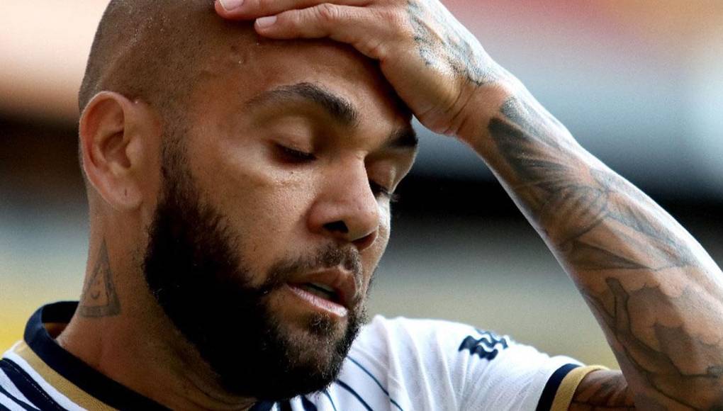 El futbolista brasileño Dani Alves fue condenado a cuatro años y medio de cárcel por un tribunal en Barcelona que lo consideró culpable de haber violado a una mujer en los baños de una discoteca de esa ciudad española a finales de 2022.