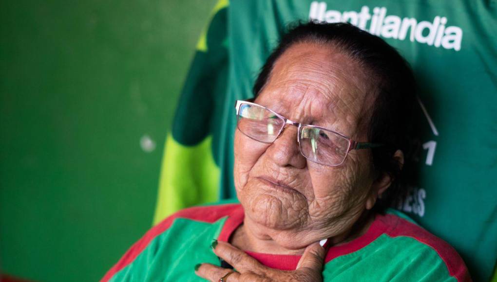 Un derrame cerebral sufrido hace tres años se ha ensañado con la vida de Doña Queta, la lucidez ya no es la misma de hace unos años, hoy a sus 87 años de edad vive una realidad diferente y ya no se vale por sí sola y está al cuidado de sus tres hijos.