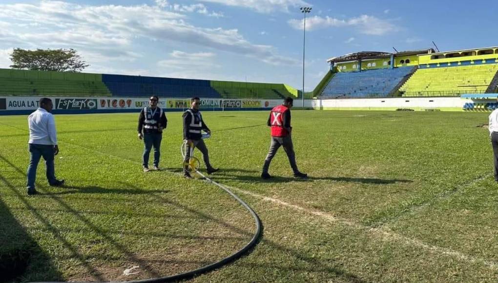 Autoridades del Colectivo Nacional del Deporte y personal de Condepor iniciaron con las mediciones y estudios del estadio Juan Ramón Brevé Vargas.