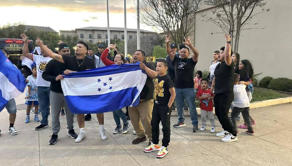 Al final de la práctica, un grupo de aficionados hondureños alentaron a los jugadores de la Bicolor.