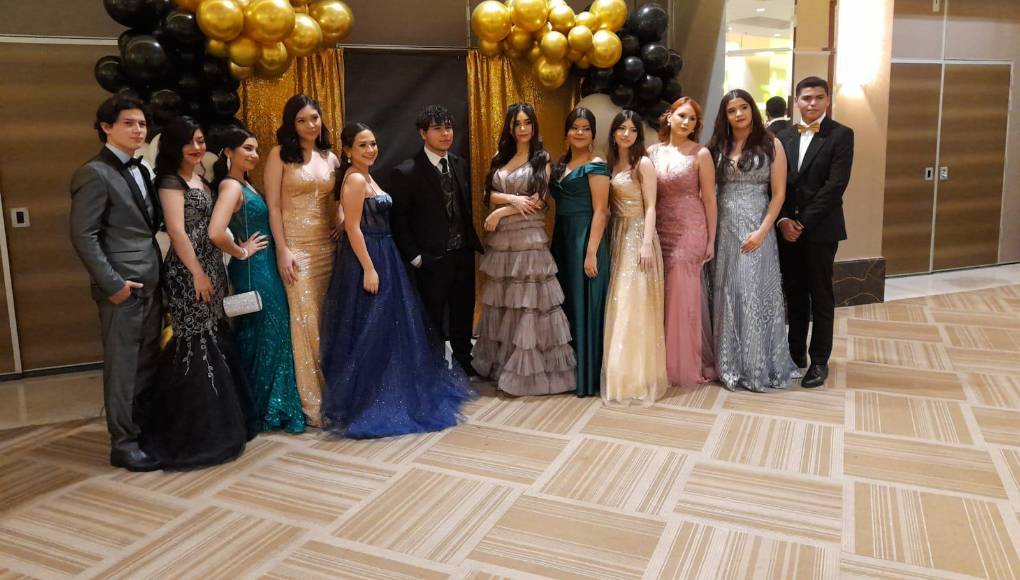 Elegantes para la ocasión asistieron los Seniors que celebraron con sus padres e invitados especiales su tan esperada fiesta de graduación.