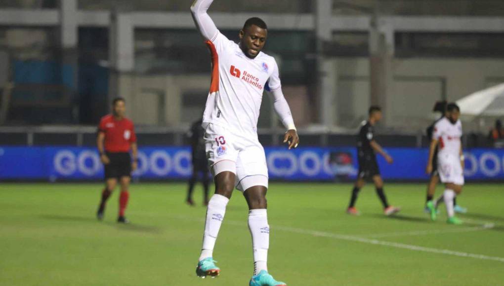 Yustin Arboleda festejó y señaló que en su primera celebración dejó entender la pérdida de tiempo que hizo Real España desde el primer minuto del juego.