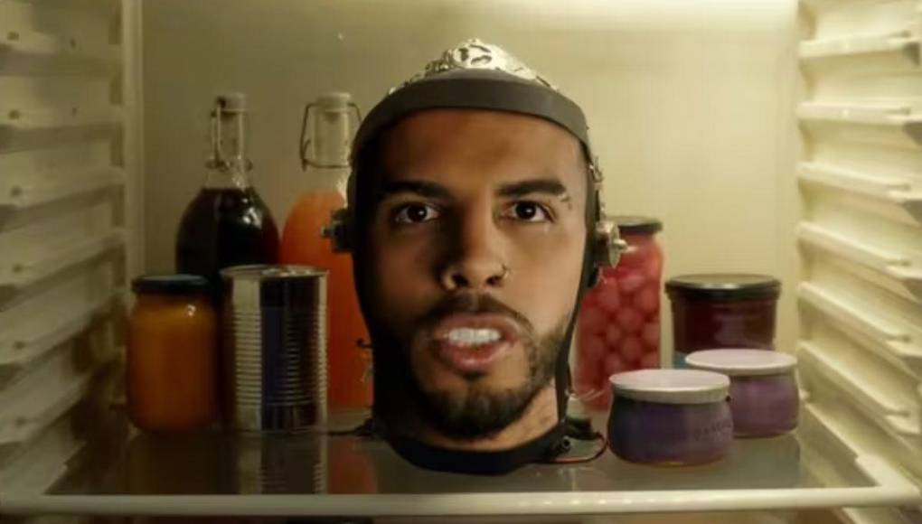 Los rumores de que Shakira se enteró de la infidelidad de Piqué por un frasco de mermelada cobraron más fuerza después del video del tema “Te Felicito”, donde la cantante va hacia la nevera y encuentra la cabeza de Rauw Alejandro.