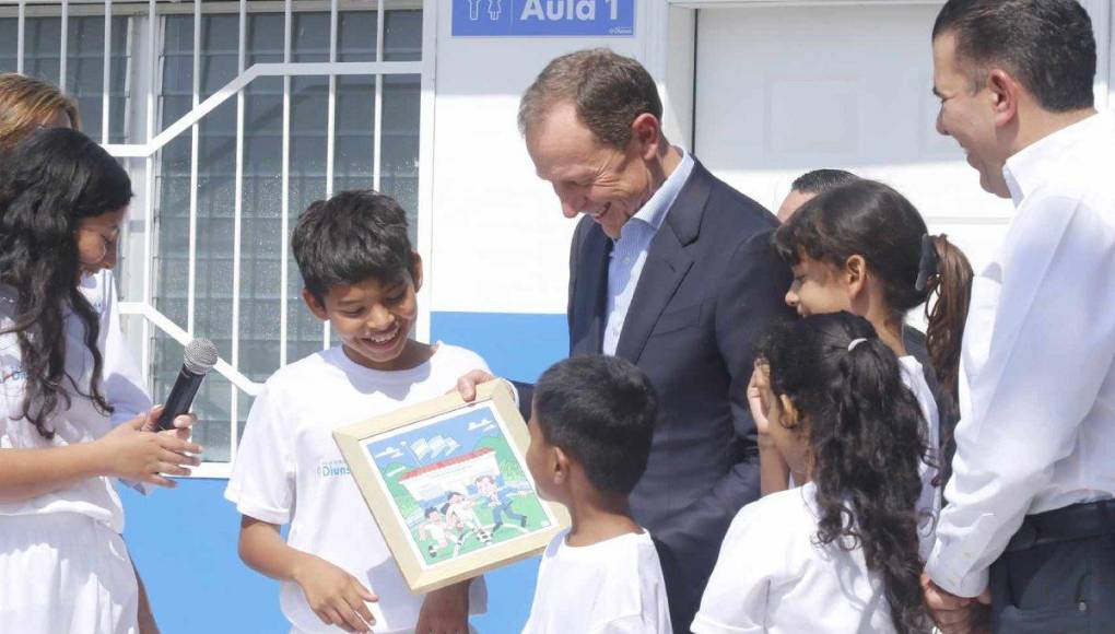 Emilio Butragueño recibió un bonito recuerdo ya que le obsequiaron una caricatura .