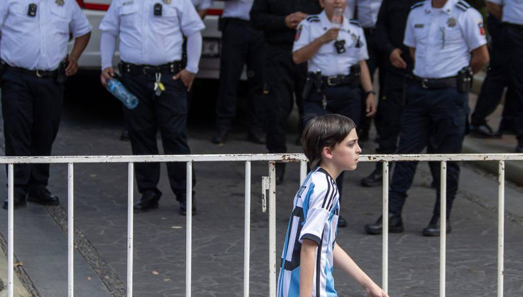 Las autoridades encargadas de la organización del partido han establecido medidas para evitar que fanáticos se aproximen a Messi y los demás jugadores del Inter Miami.