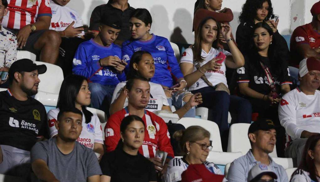 Una buena cantidad de aficionados se hicieron presentes al estadio Nacional Chelato Uclés.
