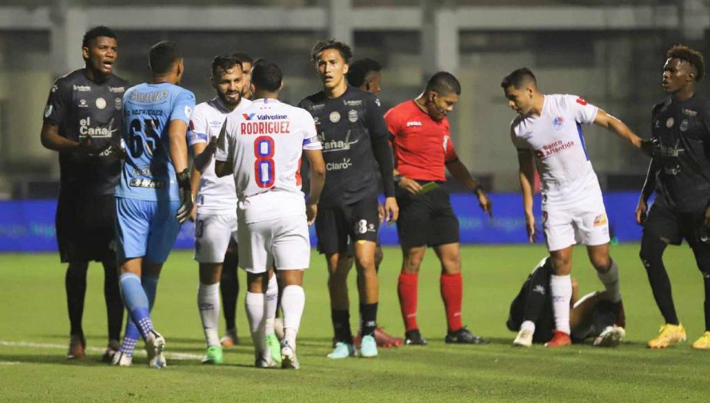En primera instancia, el árbitro central Armando Castro le sacó una tarjeta amarilla a Edwin Rodríguez.