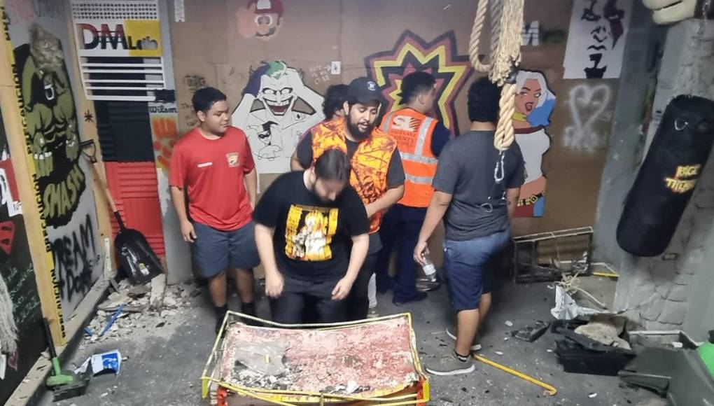 ¿Deseas divertirte y al mismo tiempo liberar tu ira? En Rage Therapy esto es posible. El lugar es un espacio acondicionado para que puedas quebrar y destruir objetos a tu gusto. 