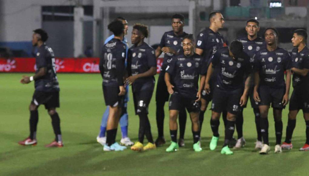 Real España no aprovechó que Olimpia jugó con diez desde los 35 minutos de la primera parte.