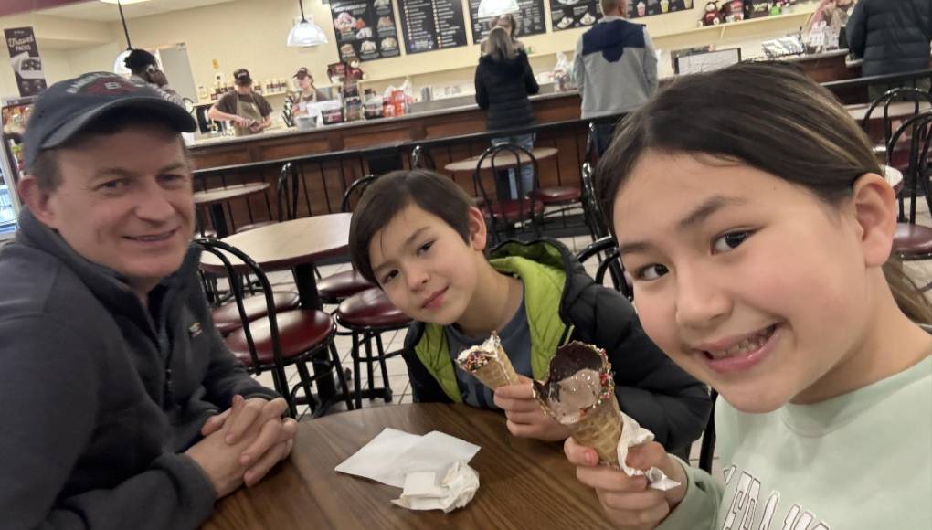 Seguidamente, apareció un bebé caminando en un andador y finalmente la madre de los pequeños, que los vio en la entrevista en vivo y fue a sacarlos de la habitación de una manera caótica.