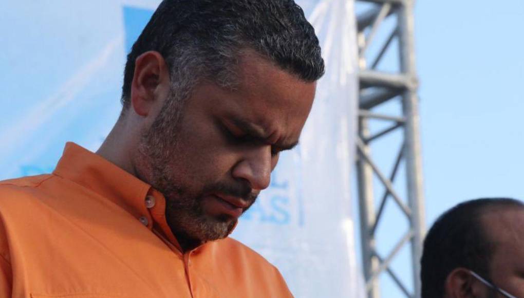 “Como todos ustedes también lo saben, me encuentro en el exilio. Desterrado por defender con alma y vida a mi país y al gran Partido Nacional de Honduras, el cual llevo en mi corazón desde que era un niño”, añadió. 