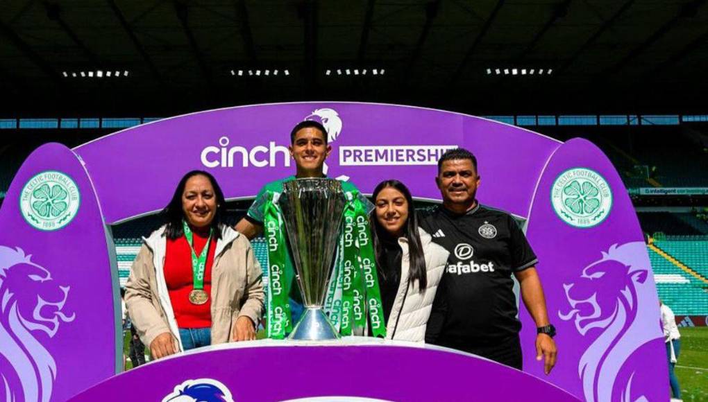 Luis Palma llevó a sus padres y hermana a Glasgow para compartir con ellos la obtención de la Liga de Escocia como jugador del Celtic.