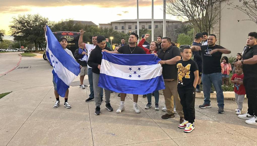 Al final de la práctica, un grupo de aficionados hondureños alentaron a los jugadores de la Bicolor.