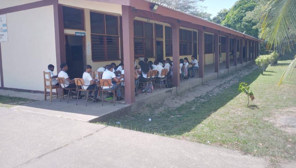 Aquí se educan a los jóvenes misquitos, garífunas y ladinos, que no se dejan intimidar por el paisaje inhóspito característico de esta región.