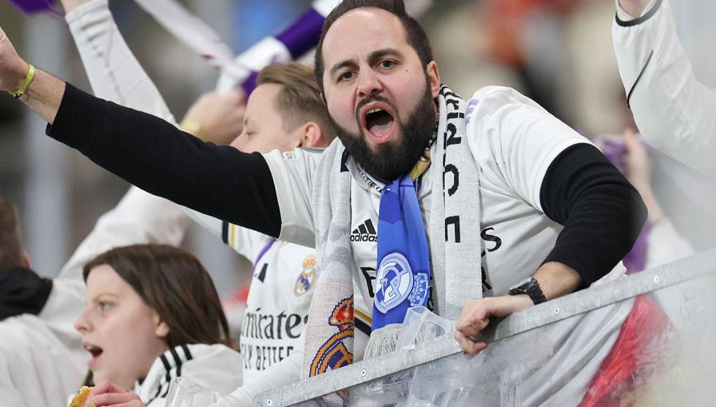 Aficionados del Real Madrid celebrando con euforia el golazo marcado por Brahim Díaz. 