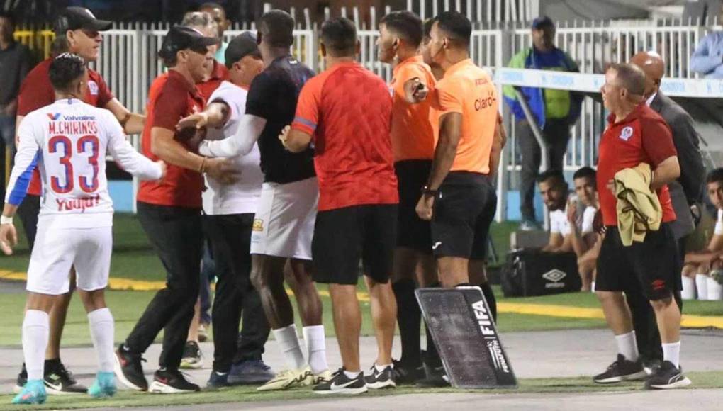 Troglio vuelve a ser expulsado en la Liga Nacional seis después de su incidente en Tocoa cuando también por reclamos lo mandaron a las duchas en un partido que quedó empatado 3-3.