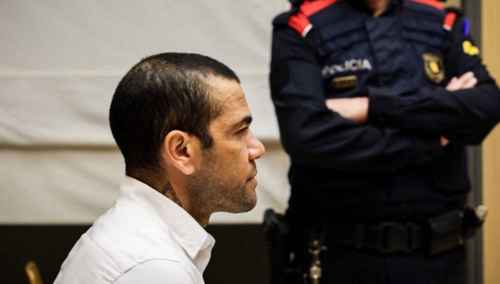 “Lo más... No sé si fuerte, indignante... Lo más llamativo es que a escasos minutos de llegar Alves a su domicilio pasaba lo que verán a continuación. ¿Qué le han traído a Alves? Nada más y nada menos que un ramo de flores. Ha recibido un ramo de flores. No ha salido él, obviamente, a recoger ese ramo. Ha salido alguien del servicio”, reclamó la presentadora española Beatriz Archidona.