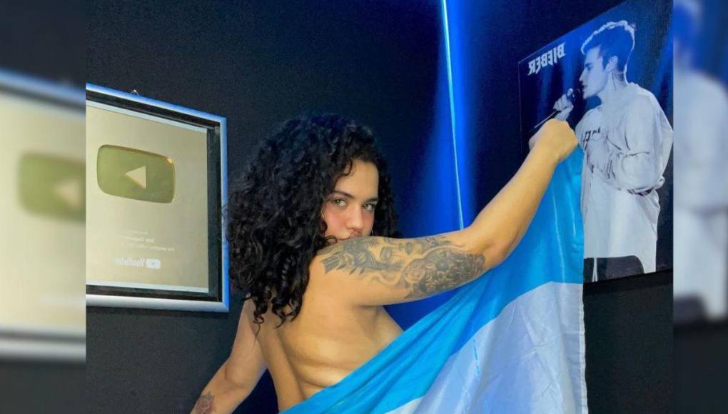Se trata de esta fotografía donde se observa a Akasha Murillo sin ropa y tapándose con la bandera de Honduras. 
