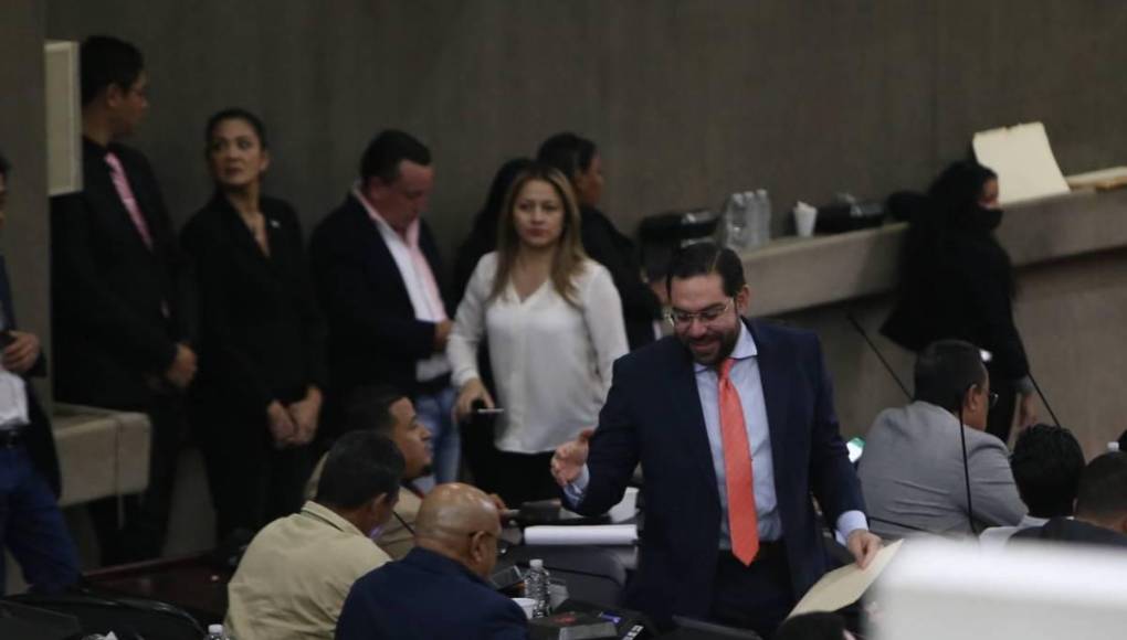 Calificó la resolución como “grave”, al considerar que le están violentando sus derechos políticos.