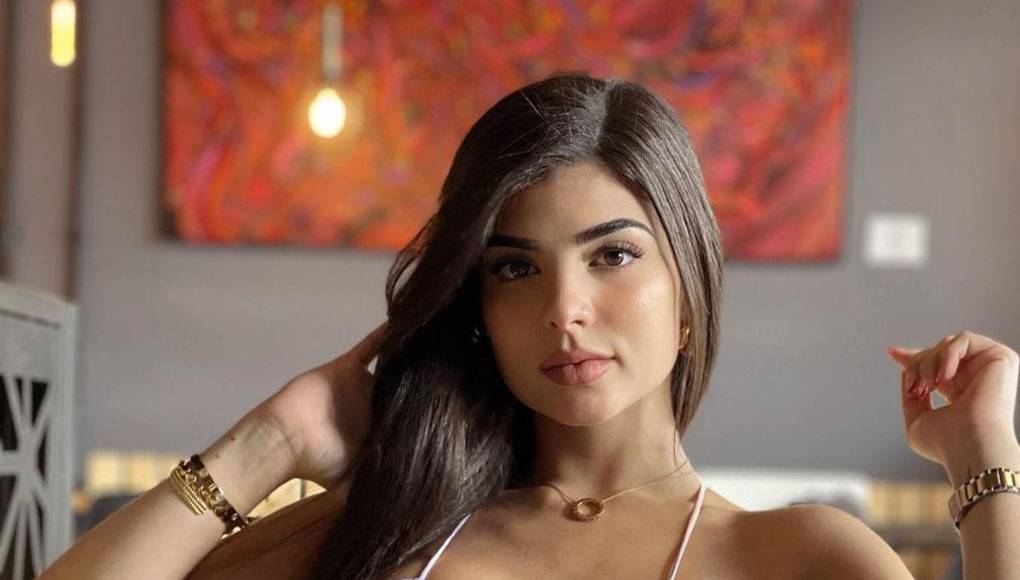 Su nombre completo es: Adriana Daabub Hasbun y nació en el año 1998 en San Salvador, El Salvador.