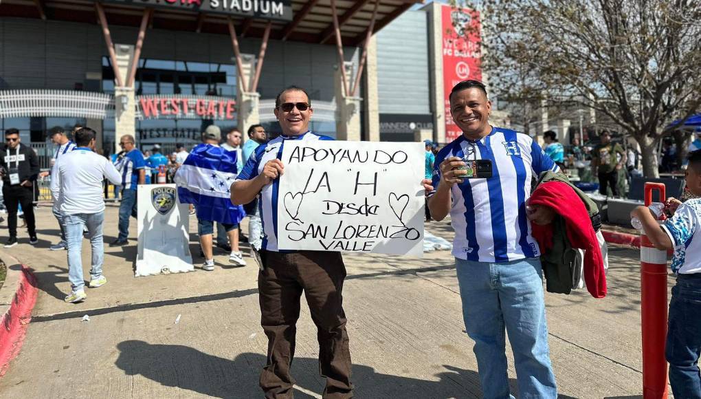 Los carteles de los hondureños tampoco faltaron en la previa del partido. 