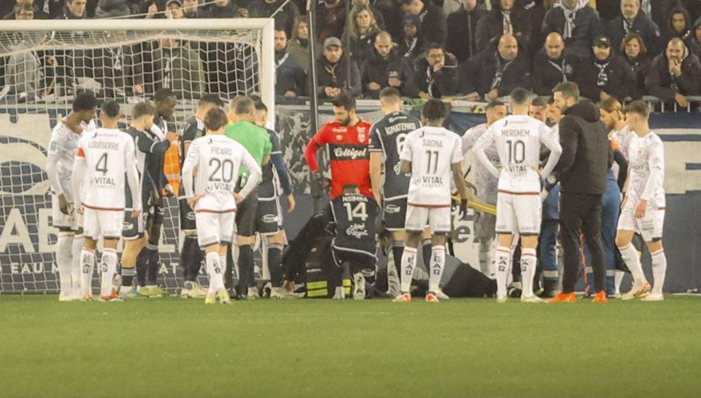 El hondureño Alberth Elis chocó su cabeza ante un adversario, quedó inconsciente y tuvo que ser retirado en camilla ante la preocupación de los jugadores del Girondins de Burdeos.