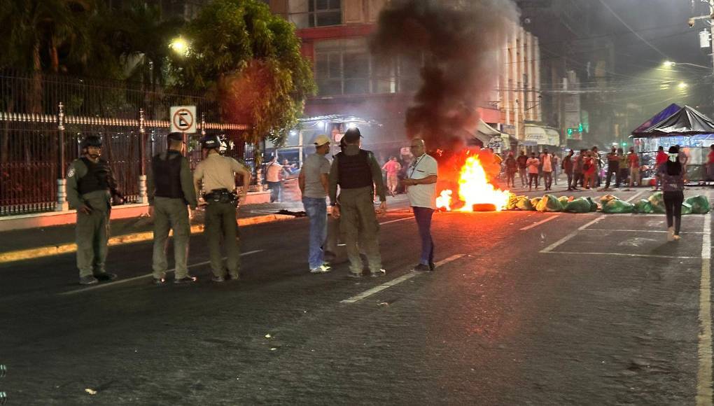Los vendedores del sector informal prendieron llantas y basura en plena tercera avenida en señal de desacuerdo ante el rumor de un desalojo de sus puestos en la segunda calle entre la 3 y 2 avenidas y los alrededores de la catedral. 