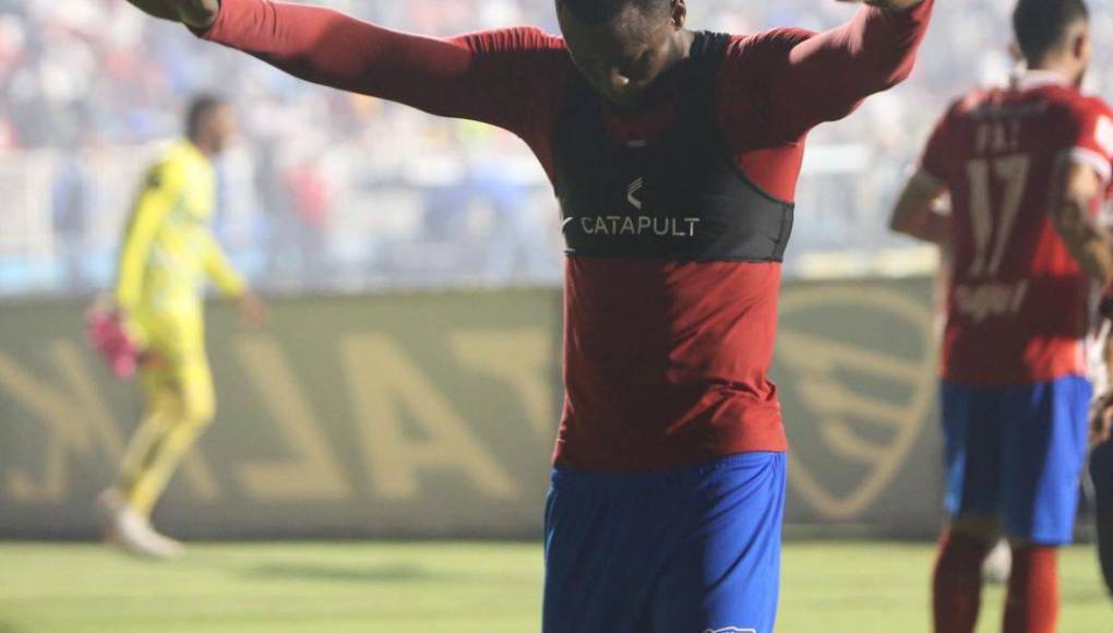 Yustin Arboleda se fue directo donde estaba la barra del Olimpia y realizó un gesto de máximo respeto para los seguidores. 