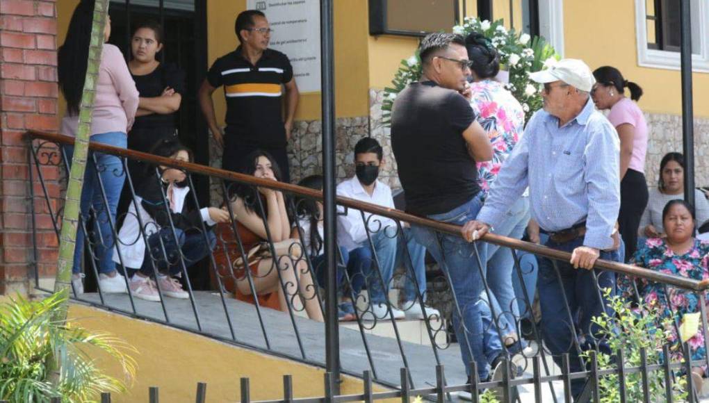 Los allegados a la familia Matamoros Reyes lloran la partida de Yeni y Josué, quienes fueron víctimas de un accidente provocado por un conductor en estado de ebriedad.