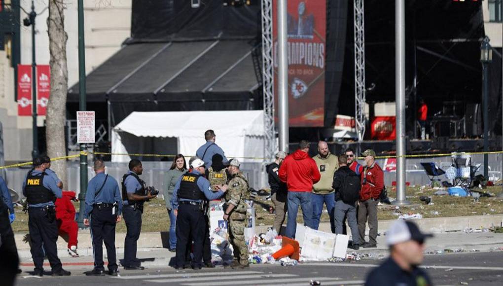 Según la prensa local, se esperaba la asistencia de más de un millón de personas al desfile, que se celebró en el centro de <b>Kansas</b> <b>City</b> bajo un sol y un calor inusuales.