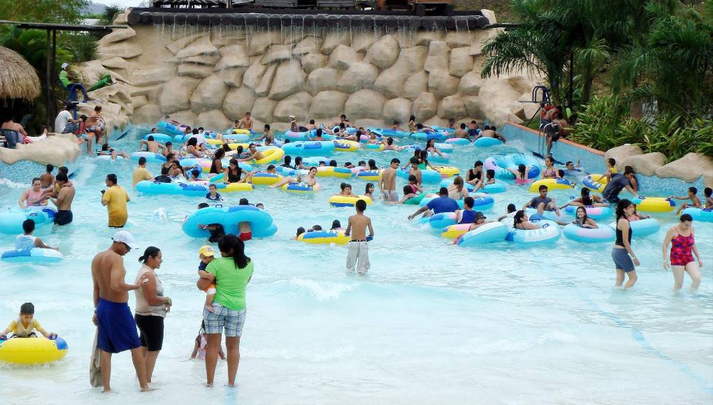 En esta área del parque, que era una piscina, se simulaban las olas del mar y además contaba con un enorme cántaro que se llenaba de agua y se dejaba caer en forma de cascada, una aventura más que refrescante para los vacacionistas. 