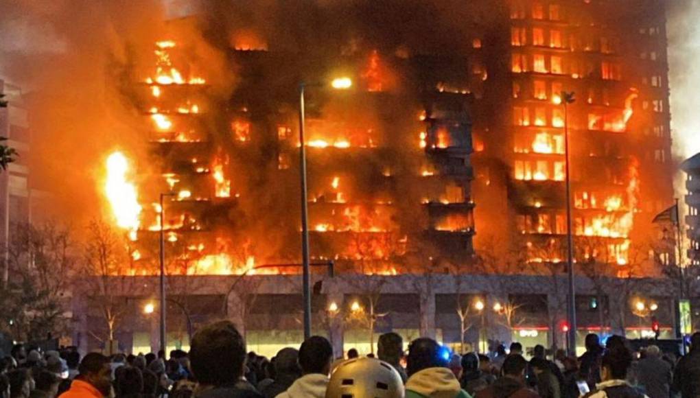 Los bomberos, enfrentando condiciones extremas, han desplegado una grúa para acceder a los balcones de las viviendas.
