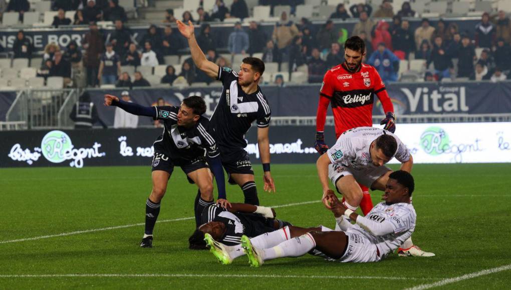 Los futbolistas y compañeros de Elis en el Girondins de Burdeos, alertaron al cuerpo médico. Por otra parte, el jugador rival también resultó golpeado, pero con él no pasó a más.
