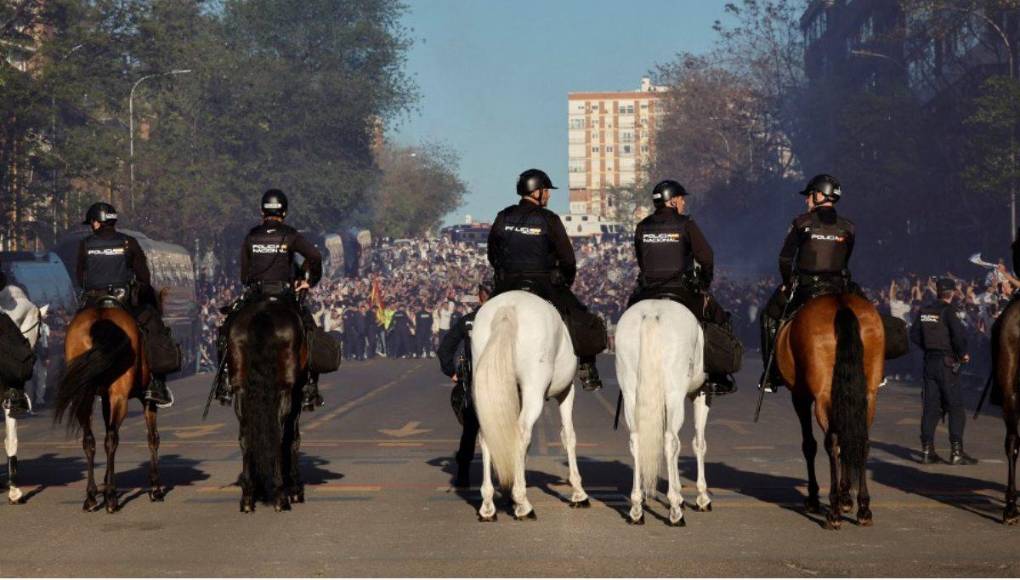 La seguridad se hizo presente en los alrededores del estadio Santiago Bernabéu.