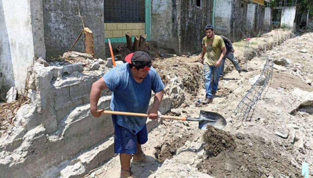 Esto bajo la campaña “Volvamos a las Aulas”, que se ejecutó durante 10 meses, con una inversión estimada de 2 millones de lempiras gracias al apoyo de la cooperación internacional, colegios profesionales y el sector privado. 