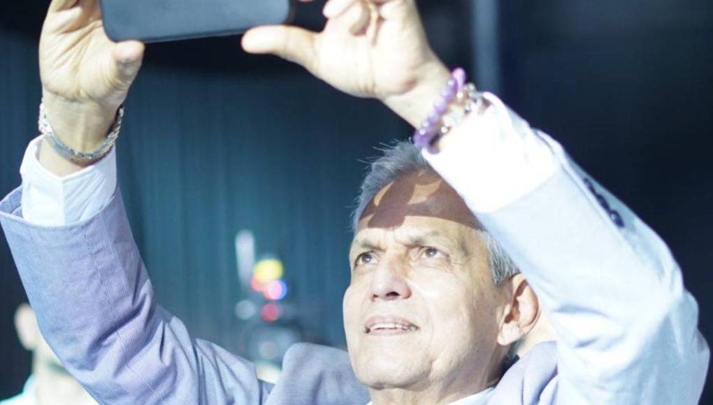 El seleccionador Reinaldo Rueda tomó la decisión de tomarle fotografías a las nuevas camisetas. 