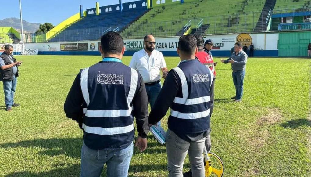 El personal de Condepor y del Colectivo Nacional del Deporte visitaron la cancha del estadio Juan Ramón Brevé Vargas para realizar una inspección.