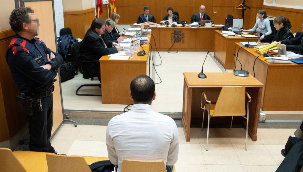 Los magistrados han considerado probado que Dani Alves “cogió bruscamente a la denunciante, la tiró al suelo y evitando que pudiera moverse la penetró vaginalmente, pese a que la denunciante decía que no, que se quería ir”.