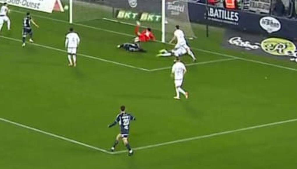 En los primeras instancias de haber iniciado el partido, el hondureño sufrió un terrible golpe en su cabeza tras chocar contra un futbolista del Guingamp.