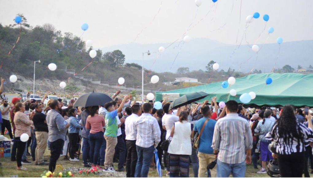 Globos con el color blanco y azul fueron lanzados al cielo en homenaje a las víctimas.