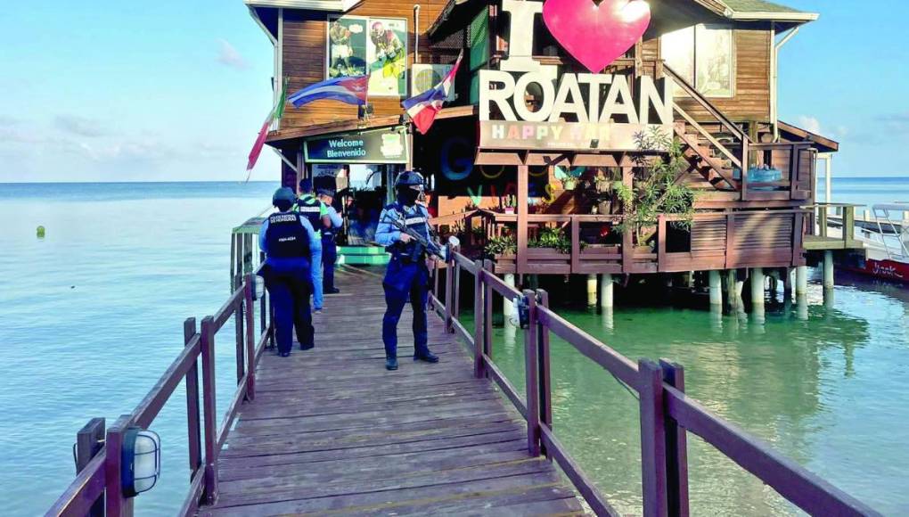 La red operaba en el departamento de Islas de la Bahía, una de las regiones turísticas más importantes de Honduras, y según indicó la Fiscalía en un comunicado, la red desarticulada operaba desde 2019, en perjuicio de jóvenes y menores de edad.