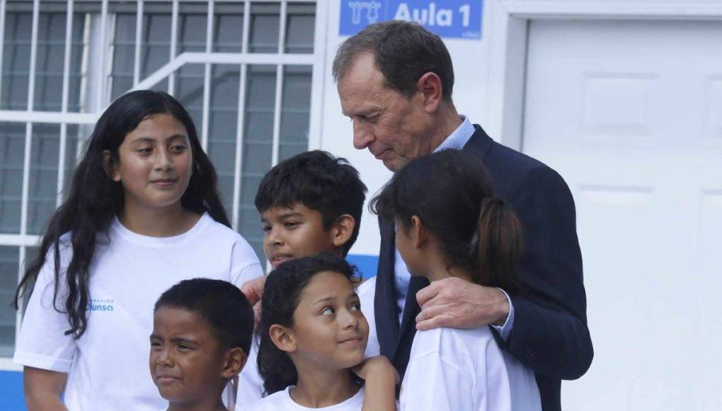 Emilio Butragueño con los niños de la Fundación Real Madrid.