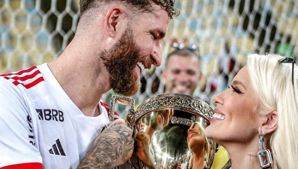 El jugador Leo Pereira del Flamengo comenzó una relación con Karoline Lima, chica que tuvo una hija con el zaguero Militao del Real Madrid. 