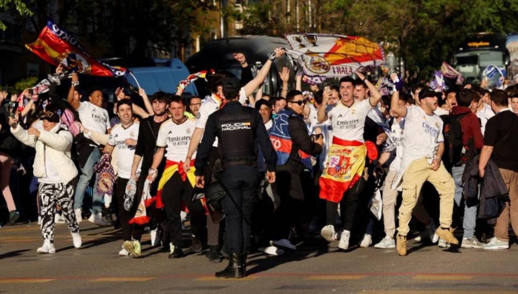 Con el mensaje “Historia que tu hiciste, historia por hacer”, la desplegaron antes de la salida al terreno de los jugadores, con el himno del Real Madrid en la megafonía.